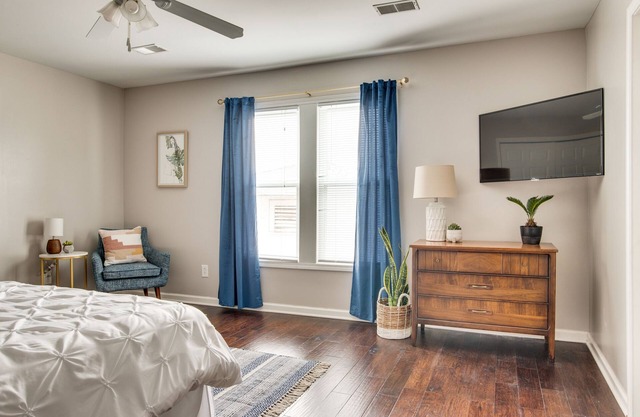 King Size Stylish Apt 10 min to city center; Ideal for longer stays