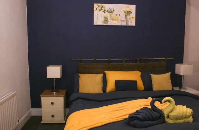 King-sized bed with Wifi, Parking and Kitchen