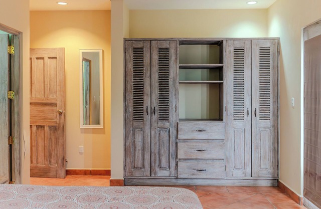 king Standart pool view