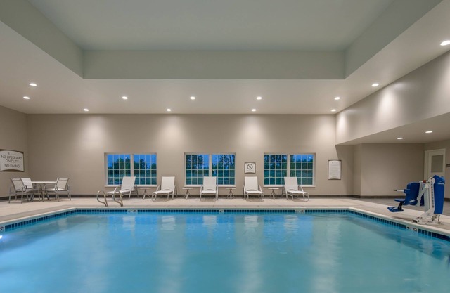 King Suite. Free Breakfast. Pool. Gym. Near Rock Creek Country Club!
