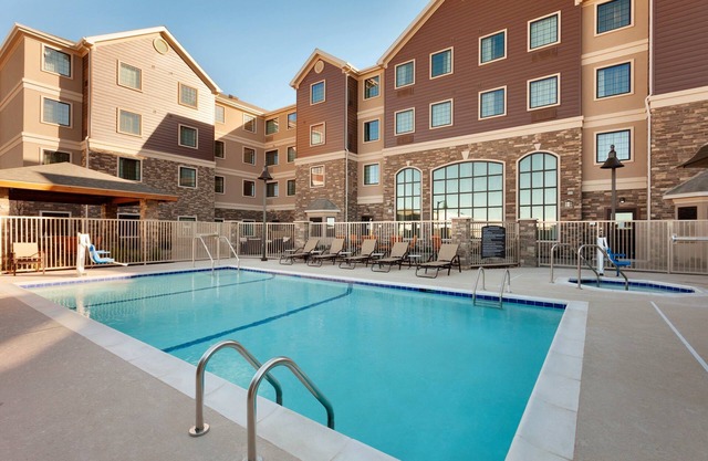 King Suite. Free Breakfast. Pool. Near the new Chevron and Oxy campuses!