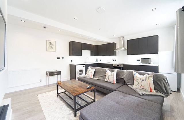 King suite modern flat next to the Beach