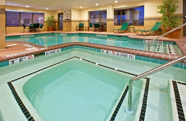 King Suite Near Airport | Pool + 24h Gym