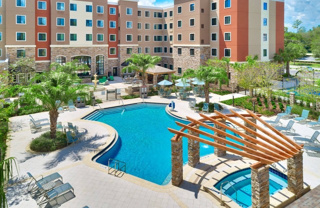King Suite. Outdoor Pool & Hot Tub. Free Breakfast. 10 Minutes to University of Florida.