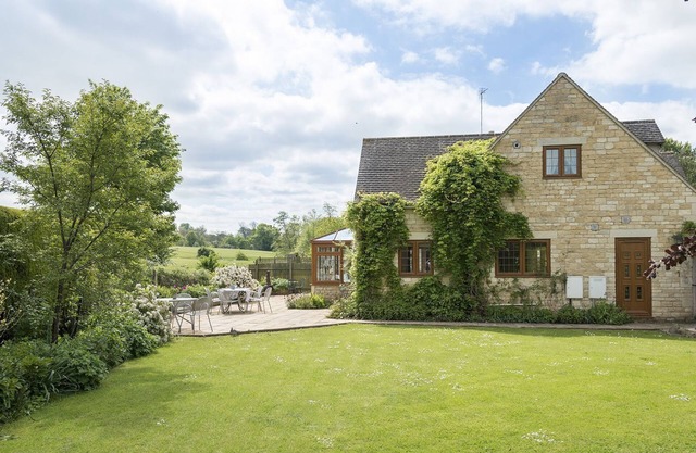 Kingfisher Cottage - sleeps 10 guests in 5 bedrooms
