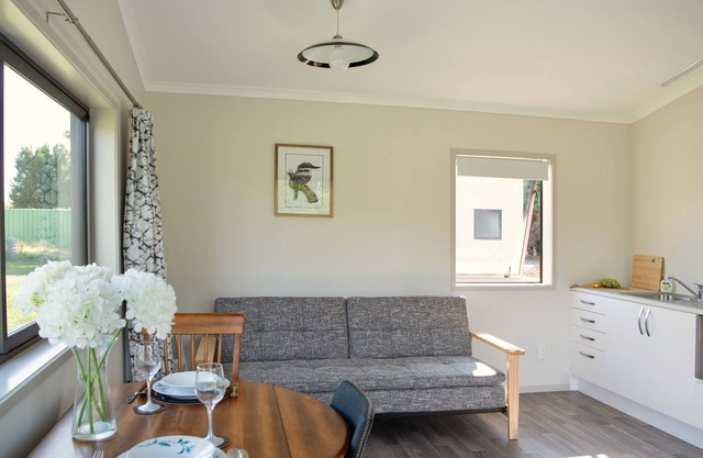 KINGFISHER LODGE - NAPIER HOLIDAY HOME, with a garden in Taradale