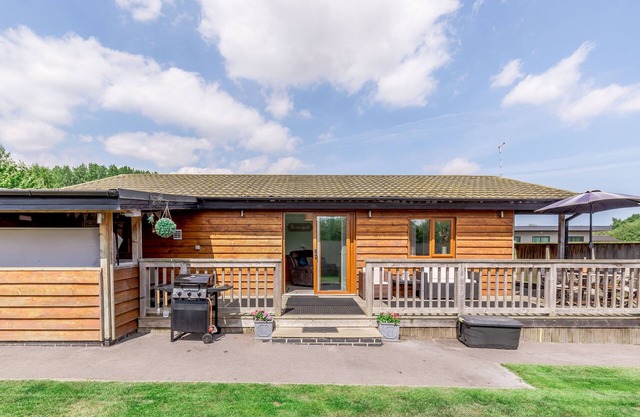 KINGFISHER LODGE, pet friendly, with hot tub in Brandesburton