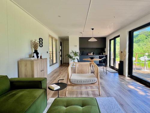 Kingfisher - Luxurious Off-Grid Eco Cabin with Riverviews