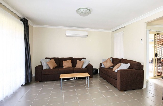 Kingfisher - Pet-Friendly - 10 Min Walk to Beach
