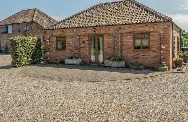 KINGFISHER, pet friendly, character holiday cottage in Louth