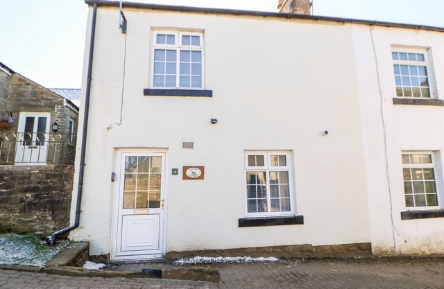 KINGS COTTAGE, pet friendly, character holiday cottage in Alston