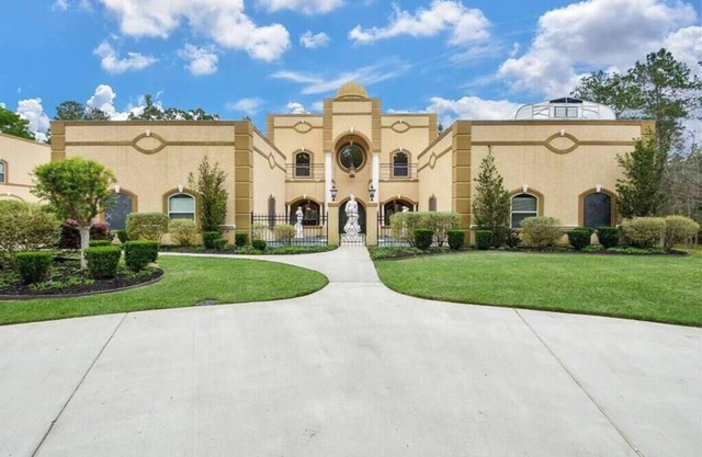 Kings Landing Regal Retreat, Luxury Is Our Standard