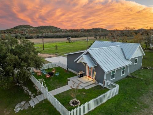 Kingsby Cottage - 1 Bedroom w Mountain views