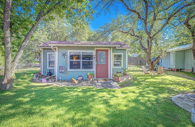 Kingsland Duo – 2 Cottages in 1 w/Lakeview!