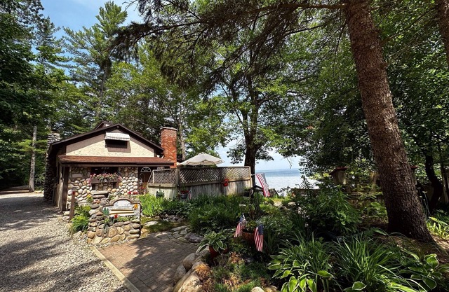 Kingsley Beach Cottage right on Burt Lake