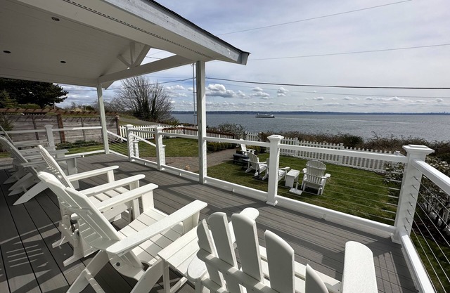 Kingston Cottage- waterfront views, steps to beach & downtown- the best of PNW!
