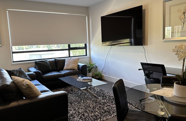 Kingston Foreshore 1 BR Apartment,Views, Parking