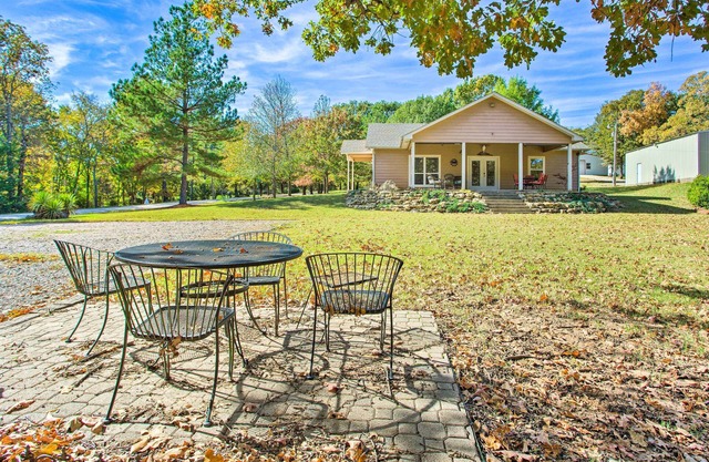 Kingston Home w/Patio < 4 Mi to Lake Texoma!