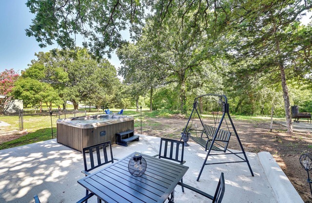 Kingston Vacation Rental w/Private Hot Tub!