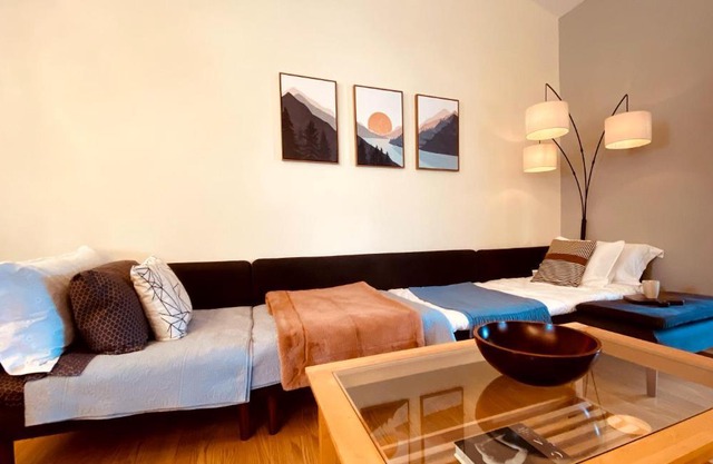 KingstonStays The Neighbourhood, Expansive loft, free parking