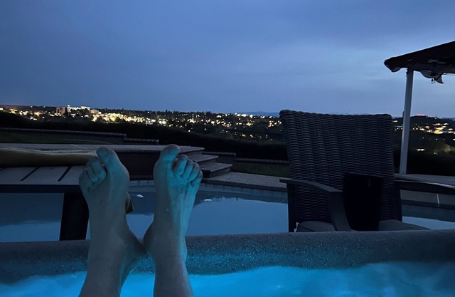 Kingsview Luxury Retreat above the city 1 King Bed 2 Queen beds