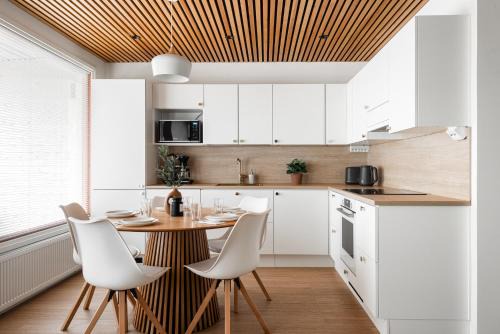 Kingwest Villa - free parking, sauna, 5br & NEW AC