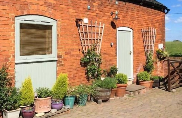 KIPPER'S CORNER, pet friendly, character holiday cottage in Doveridge