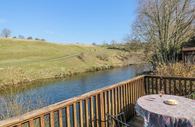 KIRK YETT COTTAGE, pet friendly, with open fire in Linton Falls
