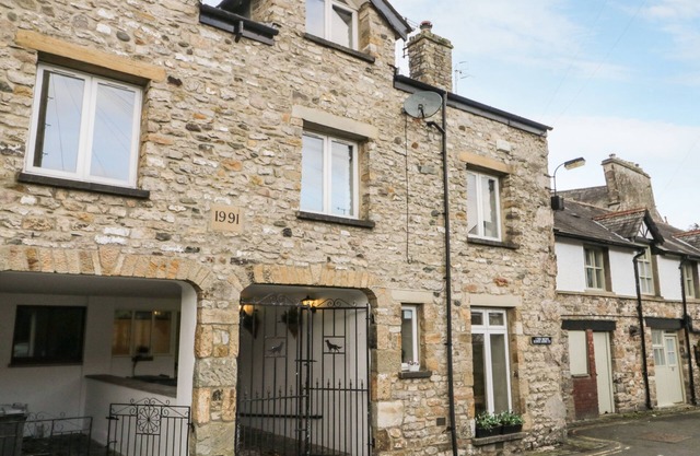 KIRKBY HOUSE, pet friendly, with open fire in Kirkby Lonsdale