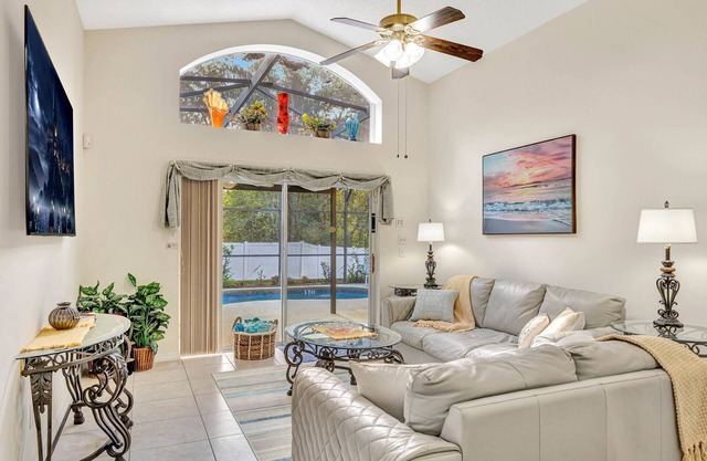 Kissimmee 9 miles from Disney! Private pool-hot tub, spacious house and yard.