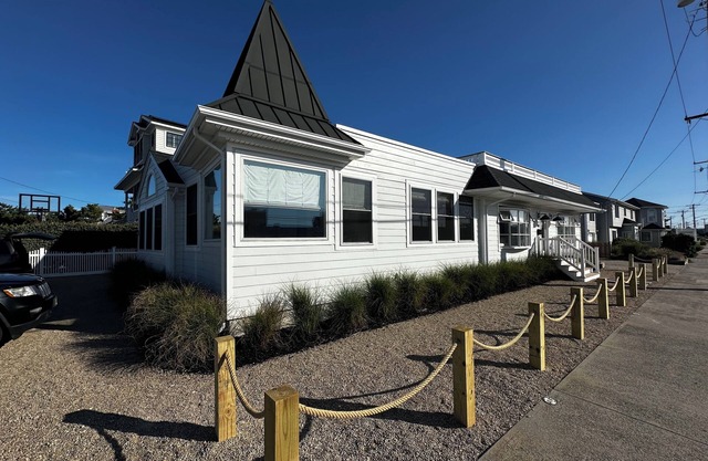 KITE FEST WEEKEND-dates available! Brand new! Ocean block, heart of Surf City