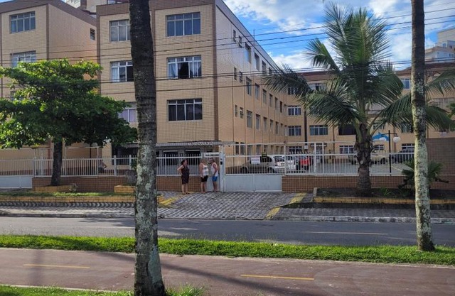Kitnet frente pro mar em Vila Caiçara, portaria 24 hs e wifi