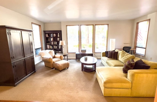 Kittyhawk Retreat Large 3 Bedroom 2 Bth & 2 Half Bth with Sauna and Fire Pit