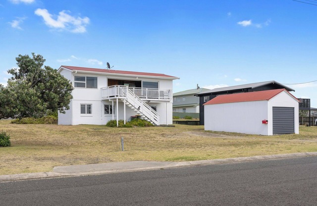 Kiwi Beach Bach - Waihi Beach Holiday Home