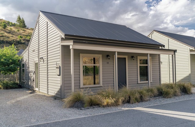 Kiwi Ski Cottage - Wanaka Holiday Home