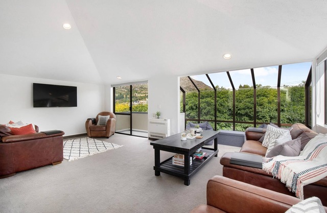 Kiwi style home! Views of lake. Large outdoor area