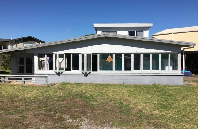 Kiwiana Getaway - classic kiwi beach bach
