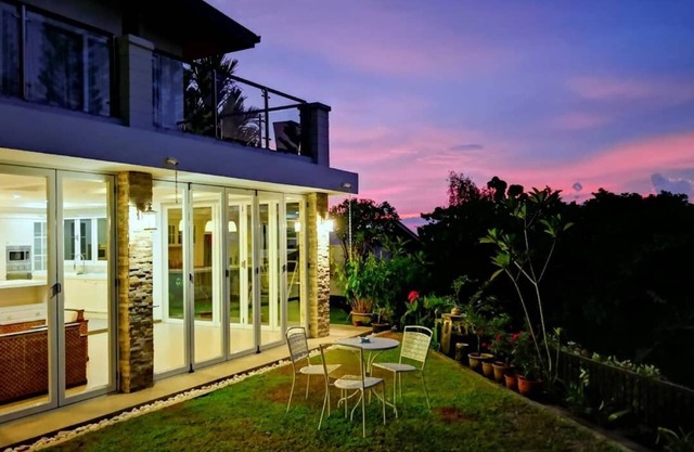 KK Luxury Villa+Swimming Pool. 15pax.KK山顶休豪华闲度假屋私人泳池, 女佣包括 和免费机场接送服务