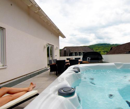 Kleeoase - Luxus Apartment- Jacuzzi - Dachterrasse - Kochinsel - See in 10 min