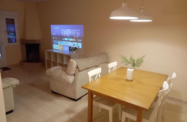 Klein Gredos: Modern 3 bedroom unit with fireplace and aircon .