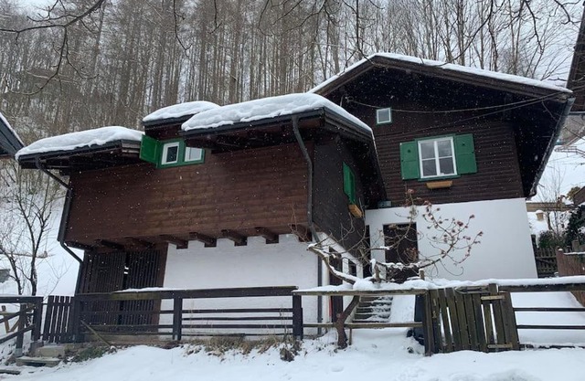 Kleine Alpenhütte in Lend neben der Salzach