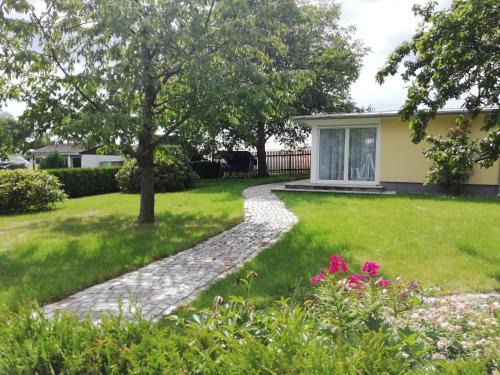 Kleiner Bungalow im Grünen