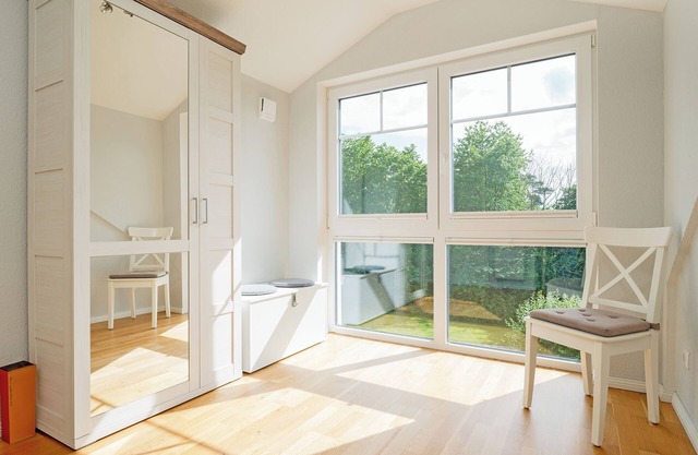 Kleines Schwedenhaus am See mit Sauna und Terrasse in Mönchneversdorf