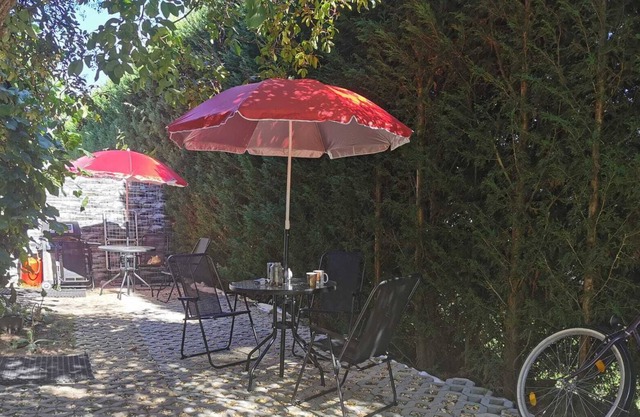 Klimatisierte Nichtraucherzimmern mit Terrasse, Tische mit Stüllen und Grill