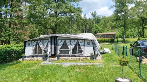 Klimatisierter Caravan Mit Umzäuntem Stellplatz