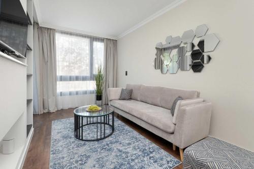Klimatyzowany Apartament w Mielnie z Parkingiem Blisko Plaży i Jeziora by Noclegi Renters