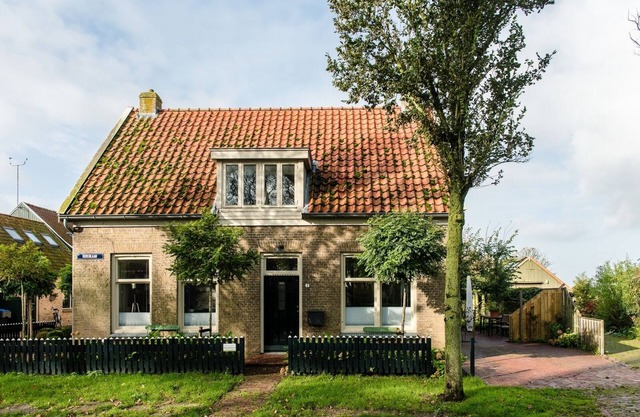 Klokkenluider is a rurally furnished house on the edge of the village of Hollum.