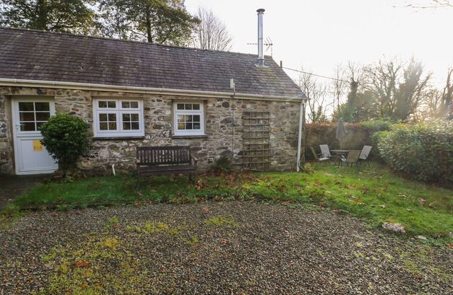 KNAP COTTAGE, pet friendly, character holiday cottage in Maenclochog