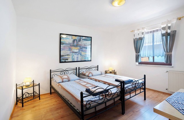 Knödelhof ‘Room 2’, 2-bed room with shared terrace and WLAN