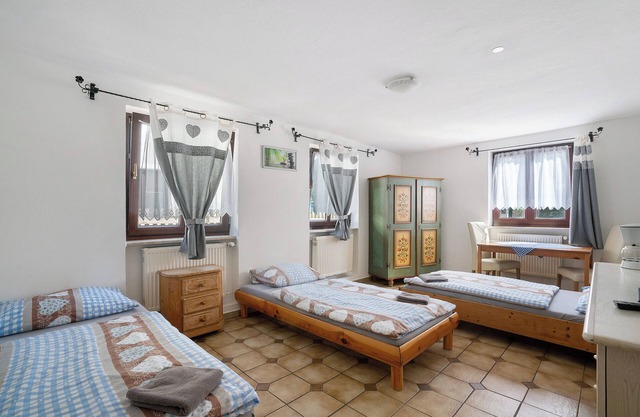 Knödelhof ‘Room 9’ 3-bed room with shared terrace and WLAN